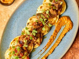 Óvalo de brandada de bacalao con caponata y romesco