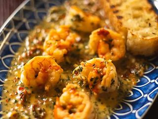 Лангустини в соусі із білого вина з анчоусами, каперсами та в'яленими томатами (230 г)