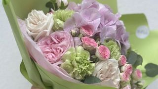 Bukiet Lovely - Przepiękne sezonowe kwiaty w koloże różowym i zielonym (róża, goździk, alstromeria)