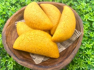 Empanada Colombiana con salsa de Ají (1 unid)