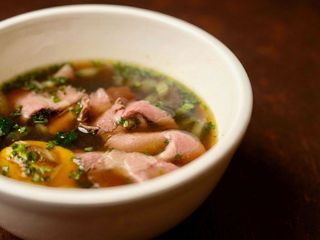 Bulion wołowy w stylu azjatyckim