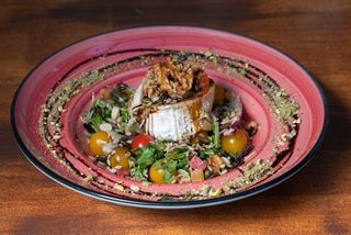 Ensalada de rulo de cabra y cherry caramelizado