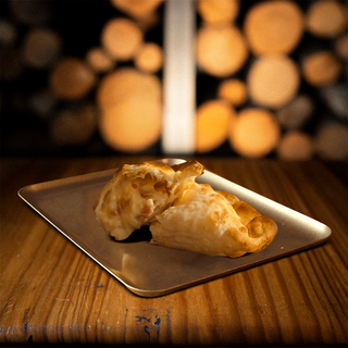 EMPANADA DE BACON, MOZZARELLA Y ROQUEFORT