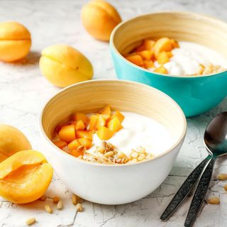 Yogur Griego con Granola, Mango y Arandanos