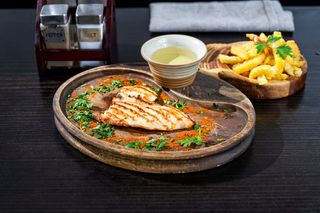 Piept de pui la grătar și cartofi prajiti