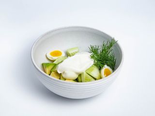 Салат з авокадо, огірка та перепелиних яєць заправлений сметаною (170г)