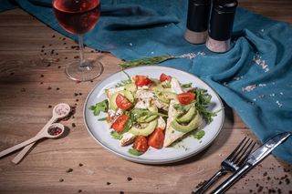 Bruschete cu avocado si rosii