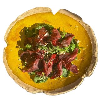 Салат з карамелізованою сливою та бастурмою (200 г)