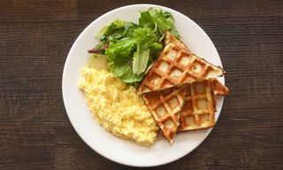 შემწვარი ათქვეფილი კვერცხი ვაფლით