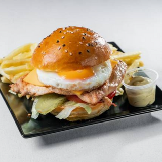 Hambúrguer de Frango com Ovo e Fritas