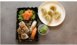 408 Acqua, ravioli, 4 sashimi salmone, 4 uramaki salmone 2 nigiri sushi