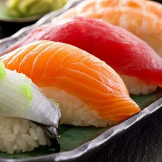 6 Nigiris con topings 2 Salmon, 2 Anguila, 2 Langostino