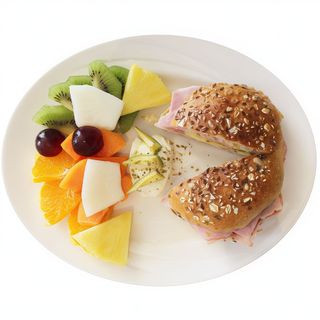 Pãozinho com Queijo Creme, Fiambre e Fruta Fresca