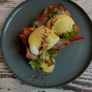 Яйця бенедикт з беконом