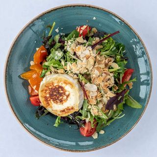 Салата със запечено козе сирене (300г)