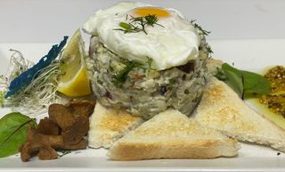 Tatar ze śledzia z awokado z jajkiem