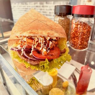 Сандвич жарен свински врат с кашкавал (450 гр.)