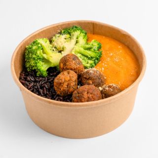 Czarny ryż z sosem bezserowym z brokułami i klopsami niemięsnymi