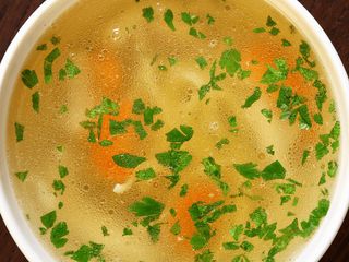 Rosół tradycyjny z makaronem i marchewką