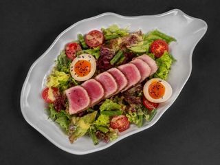Салат з тунцем татакі і міксом зелені (260g)
