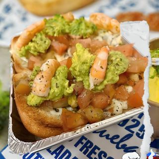 Montadito De Aguacate Con Tomate Con Mozzarella Con Gambas Y Orégano