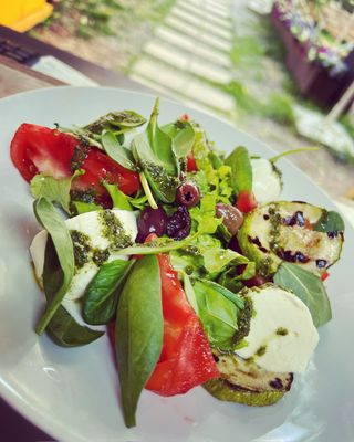 Розов домат с грилована тиквичка и моцарела (350 г)