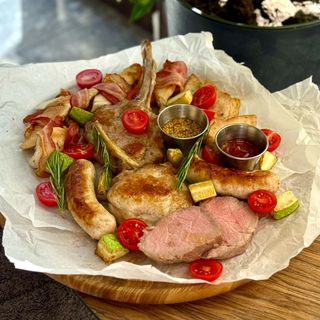 Гаряче м'ясне асорті