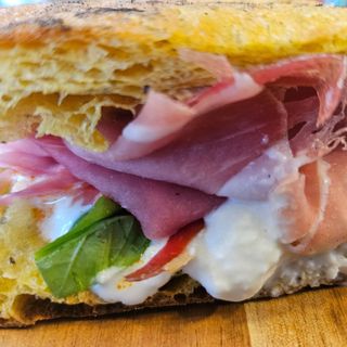 Schiacciata crudo, burrata, tartufo, rucola