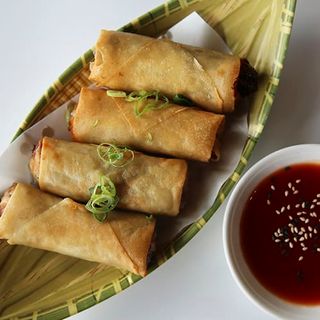 Roll de verduras de temporada con salsa tropical