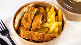 ქათმის შნიცელი და კარტოფილი ფრი