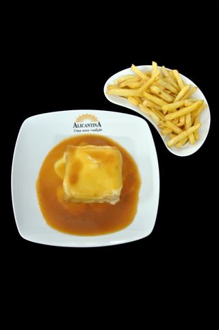 Tosta Mista com Molho de Francesinha