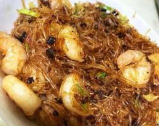 Spaghetti di soia con gamberi e verdure