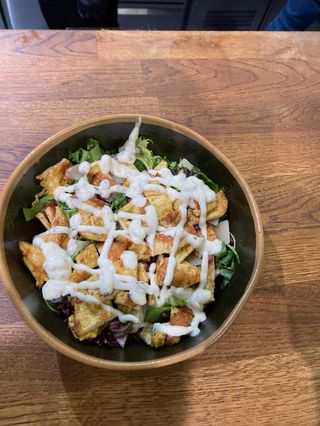 3H's Ensalada De Pollo Con Patatas Fritas Y Bebida