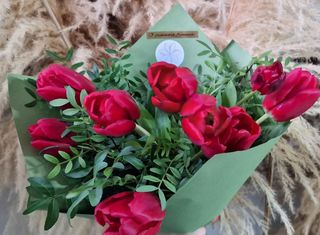 Buchet din 9 lalele și verdeță decorativă