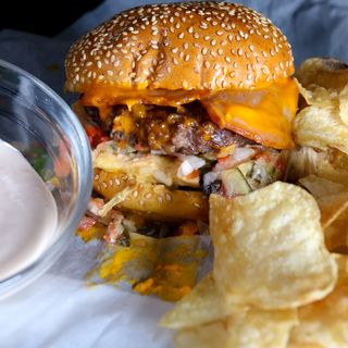 CHIPOTE SPLASH BURGER con PATATAS FRITAS