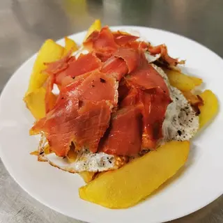 HUEVOS CON PATATAS FRITAS Y BACON