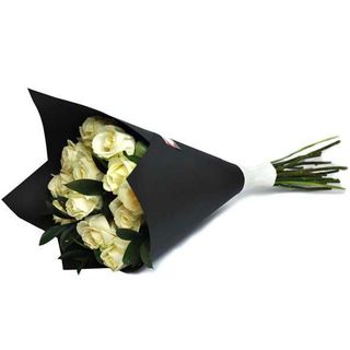 Buchet din 11 trandafiri albi cu verdeata decorativa in carton negru