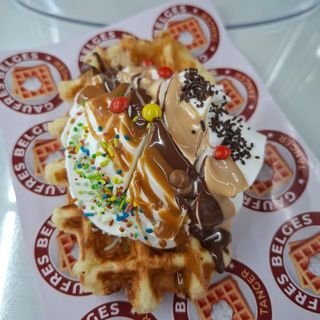 Gaufre Fruit Et Sauce Chocolat