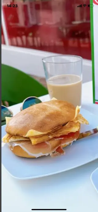Bocadillo Mixto Jamón Serrano Y Queso