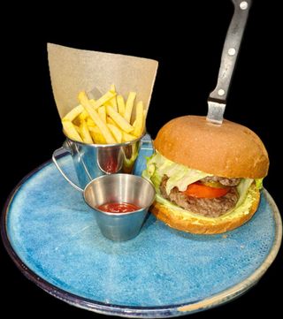 Double Hamburger de vită și cartofi fri