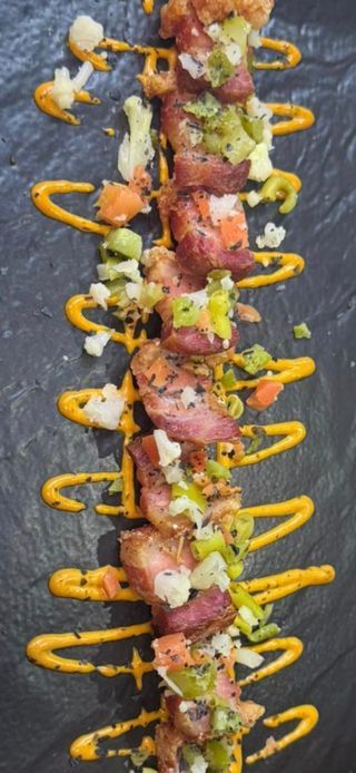 Torrezno con piparra y salsa Gaucha