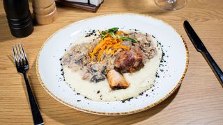 Ciolan de purcel cu sos de ciuperci și praz