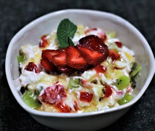 Քամած մածուն մեղրով  և մրգերով