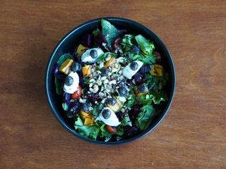 Овочевий салат з горіхами та трюфельним крем-чизом