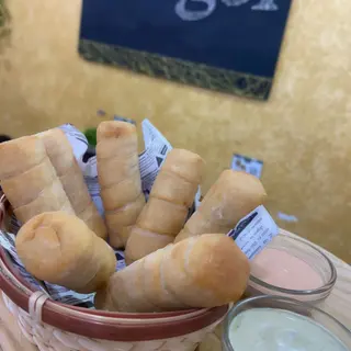 Tequeños Con Salsa De Ajo Y Salsa Rosada