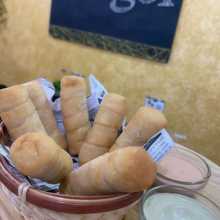 Tequeños Con Salsa De Ajo Y Salsa Rosada