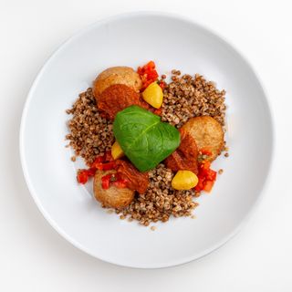 Chiftele de pui cu ceapă caramelizată și hrișcă 