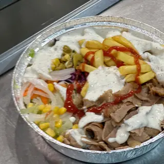 Plato Pollo Con Patatas y ensaladas Grande