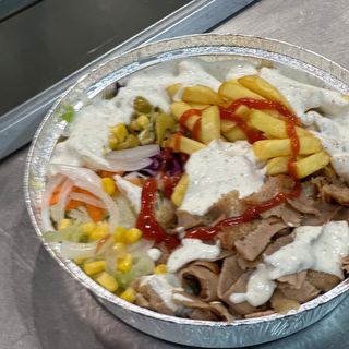 Plato Pollo Con Patatas y ensaladas Grande