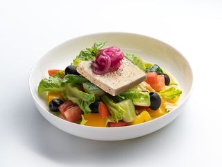 Грецький салат з сиром тофу